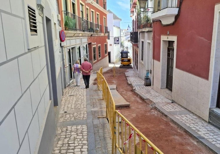 Desalojan la plaza de la Soledad de Badajoz al picar una tubería de gas durante las obras en la calle San Pedro de Alcántara