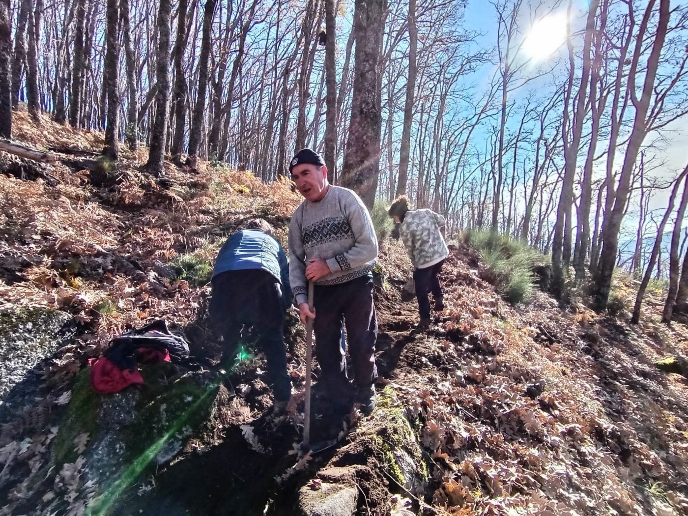 Voluntarios de la asociación recuperando regadíos en la sierra.