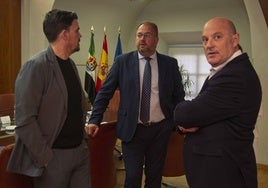 Santiago Amaro (PP), Osuna y Julio César Fuster, portavoz del Gobierno local, en Presidencia de la Junta el pasado martes.