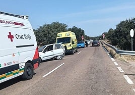Equipos de emergencias en el lugar del accidente.