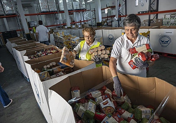Imagen de archivo de voluntarios organizando la comida en el Banco de Alimentos de Badajoz.