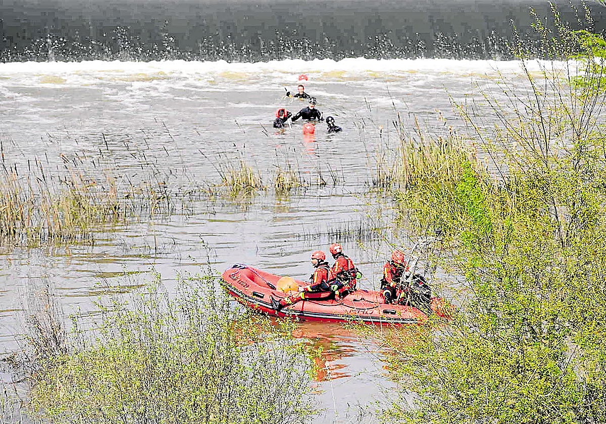 Los bomberos buscan a un menor en el azud de La Pesquera junto a los Geos en una imagen de archivo.