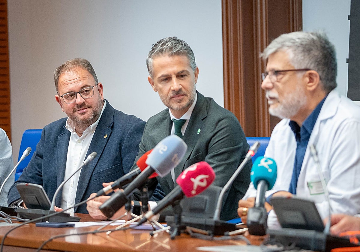 El alcalde, junto a otros intervinientes en las jornadas, este miércoles, en el Hospital emeritense.