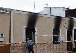 La vivienda afectada por el fuego en San Roque ha quedado totalmente calcinada.