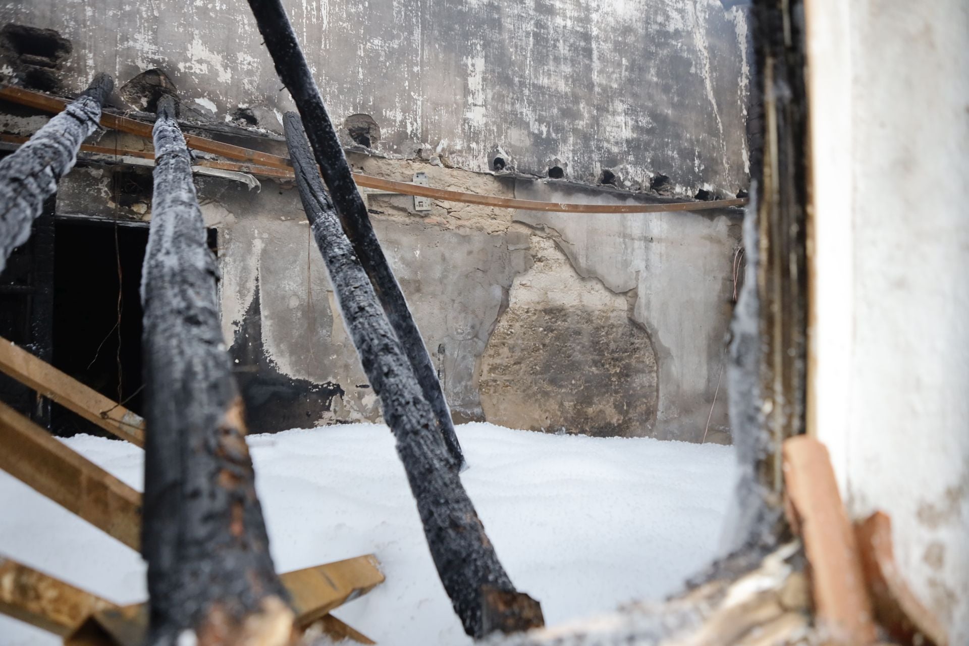 Así ha quedado la vivienda tras el incendio registrado esta madrugada en Badajoz