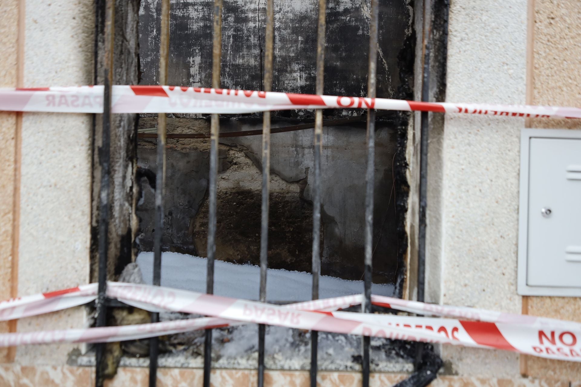 Así ha quedado la vivienda tras el incendio registrado esta madrugada en Badajoz