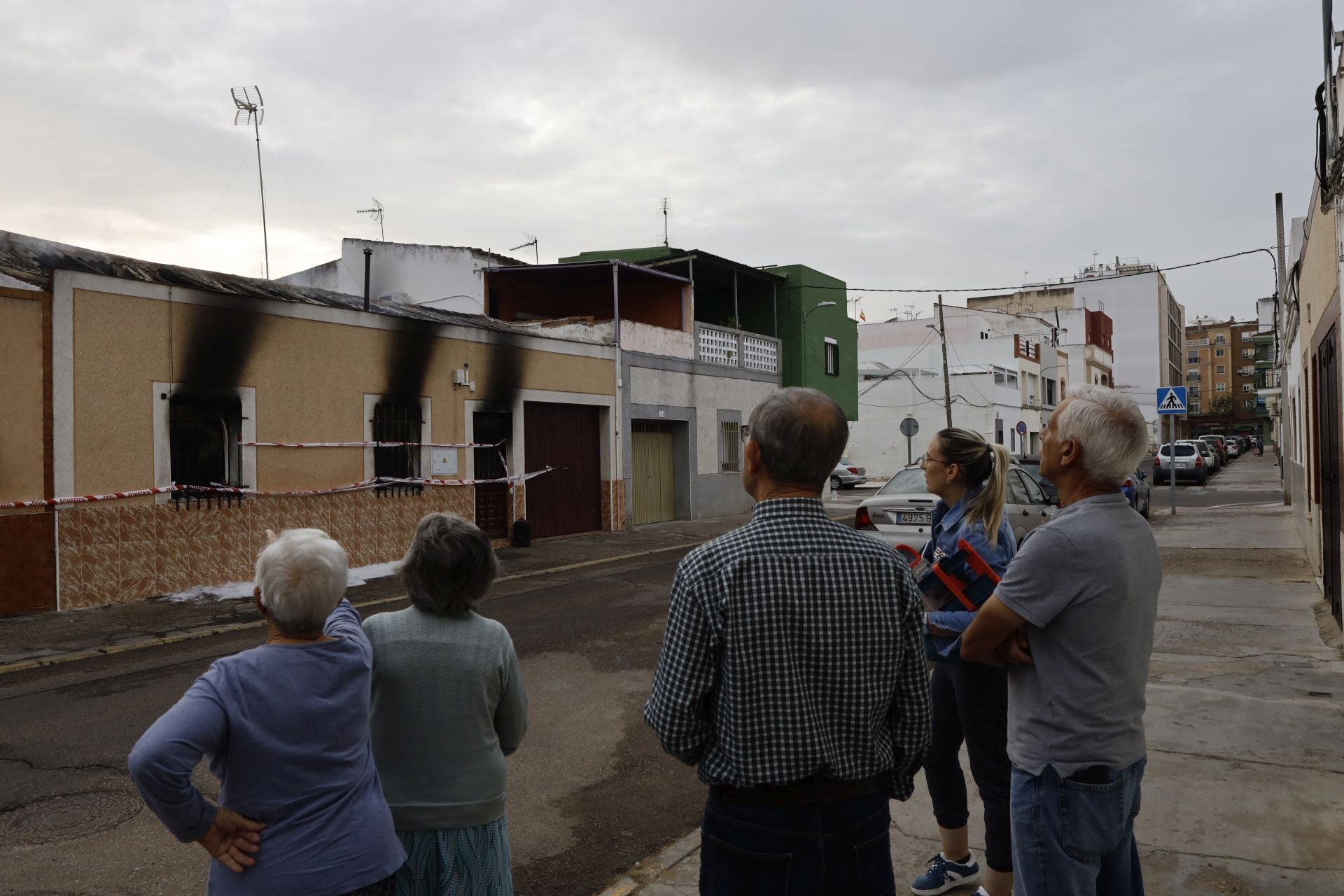 Así ha quedado la vivienda tras el incendio registrado esta madrugada en Badajoz