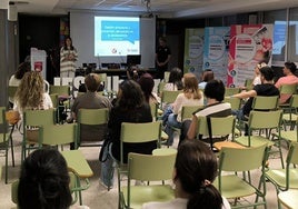 Reunión con padres de alumnos sobre las charlas de bienestar emocional y prevención del suicidio en el IES Albarregas.