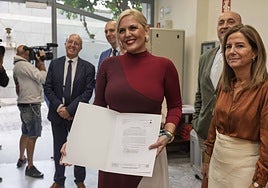 La consejera de Hacienda de la Junta, Elena Manzano, junto a su equipo en el registro de los Presupuestos de 2026 en la Asamblea de Extremadura.