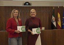La presidenta de la Asamblea, Blanca Martín, recibe el proyecto de Presupuestos de 2026 de la consejera de Hacienda de la Junta, Elena Manzano.