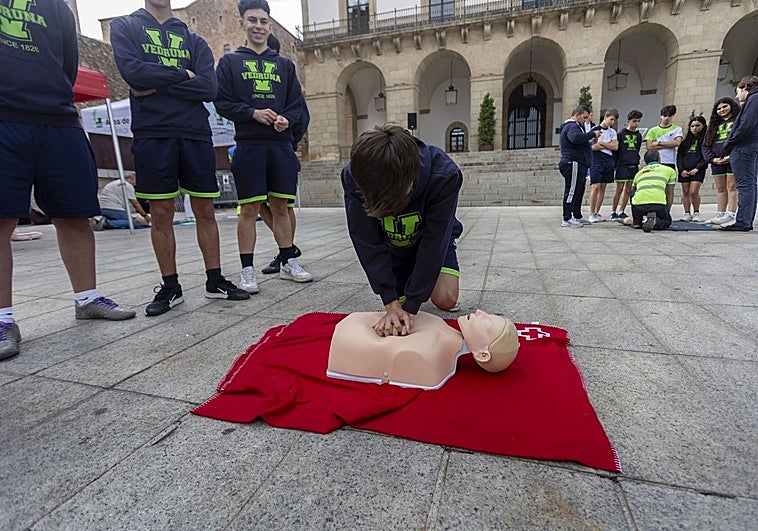 Alumnos de cuarto curso de la ESO aprenden a hacer la RCP en la Plaza Mayor de Cáceres.