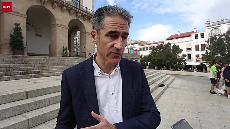 700 manos aprenden a salvar vidas en la Plaza Mayor de Cáceres