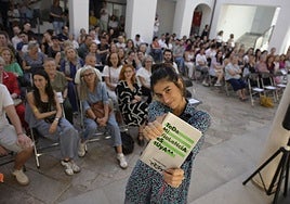 Yuste con su libro este jueves en el Museo de la Ciudad de Badajoz.
