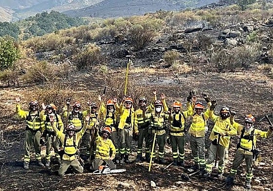 Bomberos del Infoex celebran el fin del incendio de Jarilla.