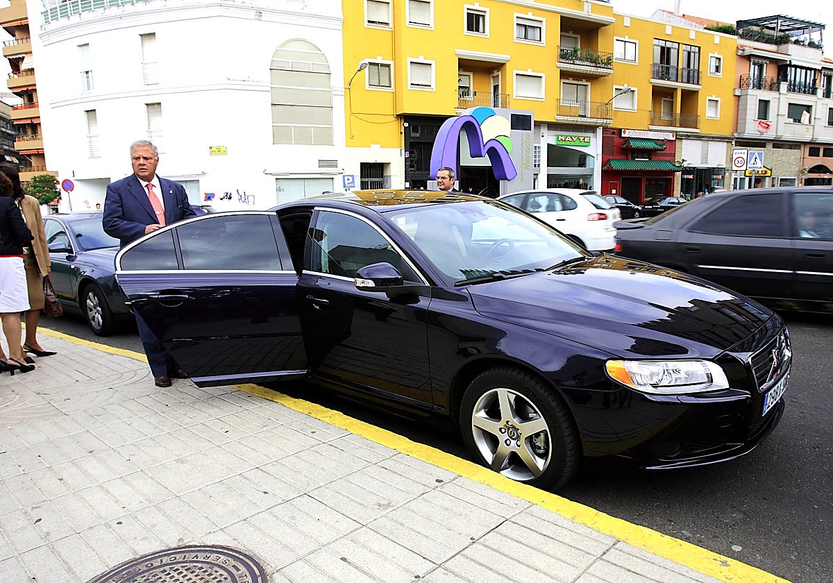 El alcalde Miguel Celdrán estrenando el coche en 2008 y que el nuevo regidor, Ignacio Gragera, jubila este año.