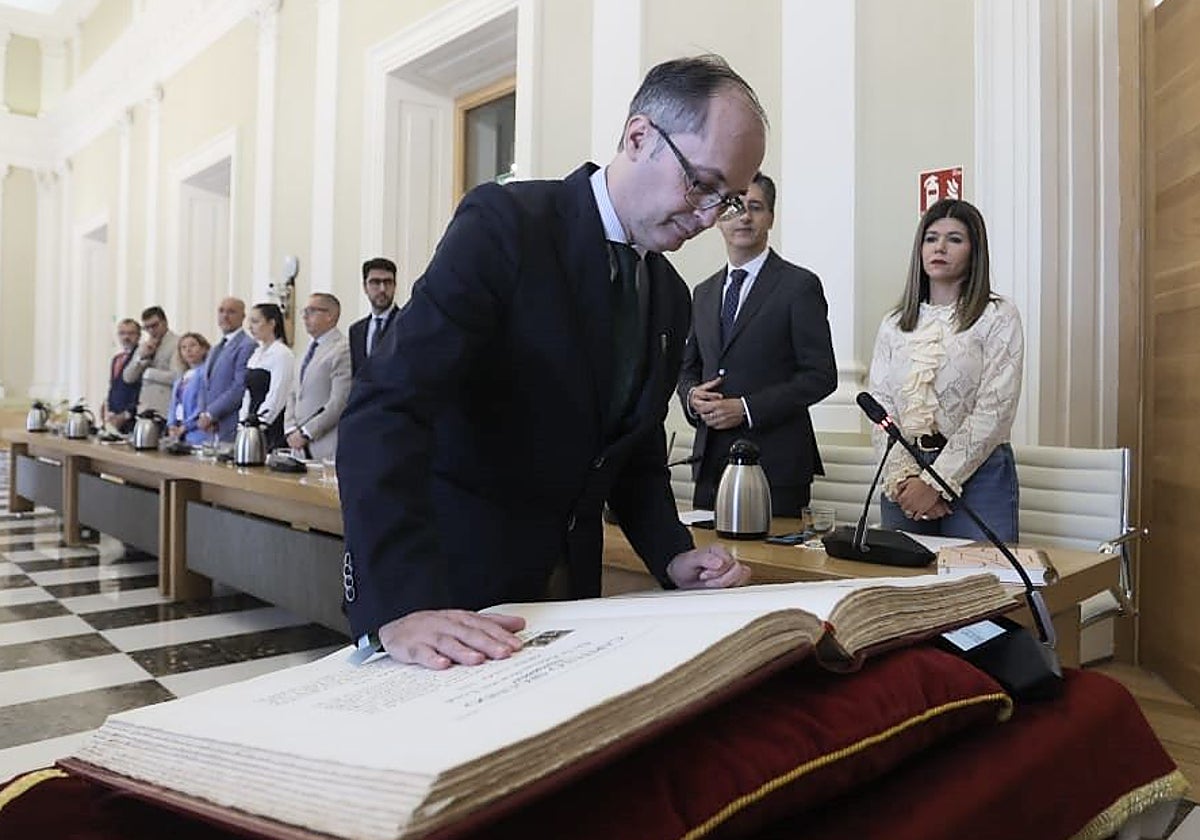 Toma de posesión de Francisco Flores en el pleno de este jueves.