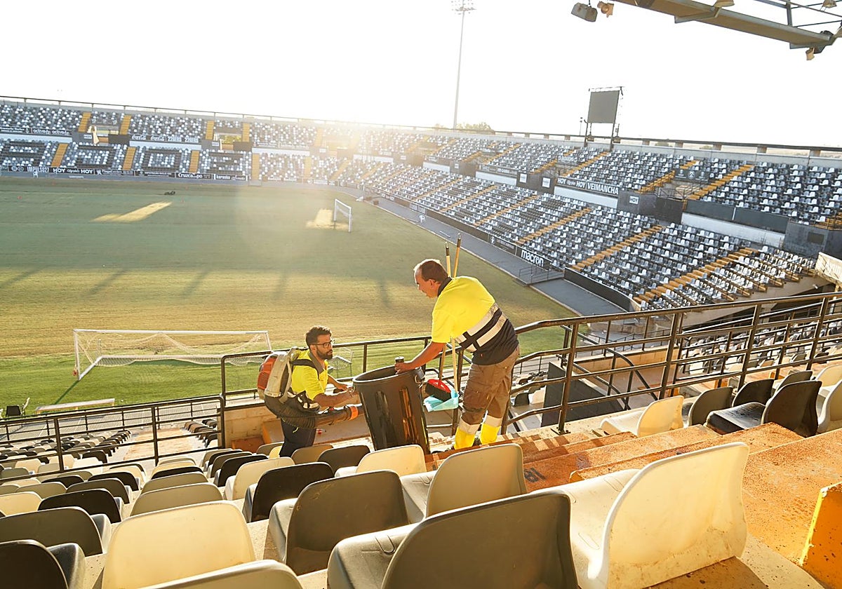 Dos operarios limpian las gradas del Vivero la pasada semana.