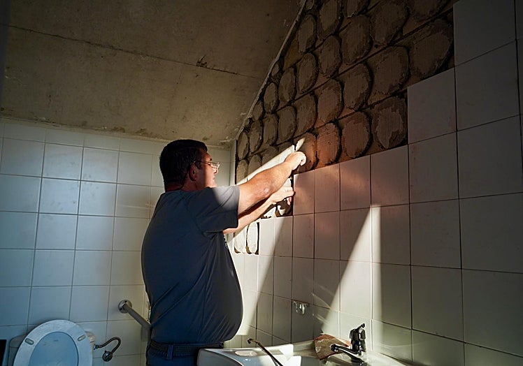 El Ayuntamiento ha repuesto los azulejos que faltaban en los baños a finales de la pasada temporada.