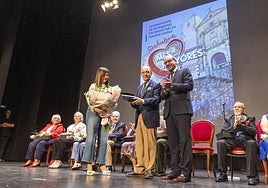 Franquete recibe el reconocimiento de manos del alcalde y la concejala del IMAS.