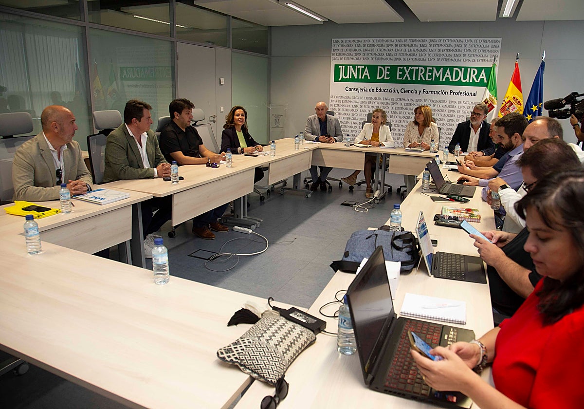 Reunión por la subida salarial esta mañana en Mérida.