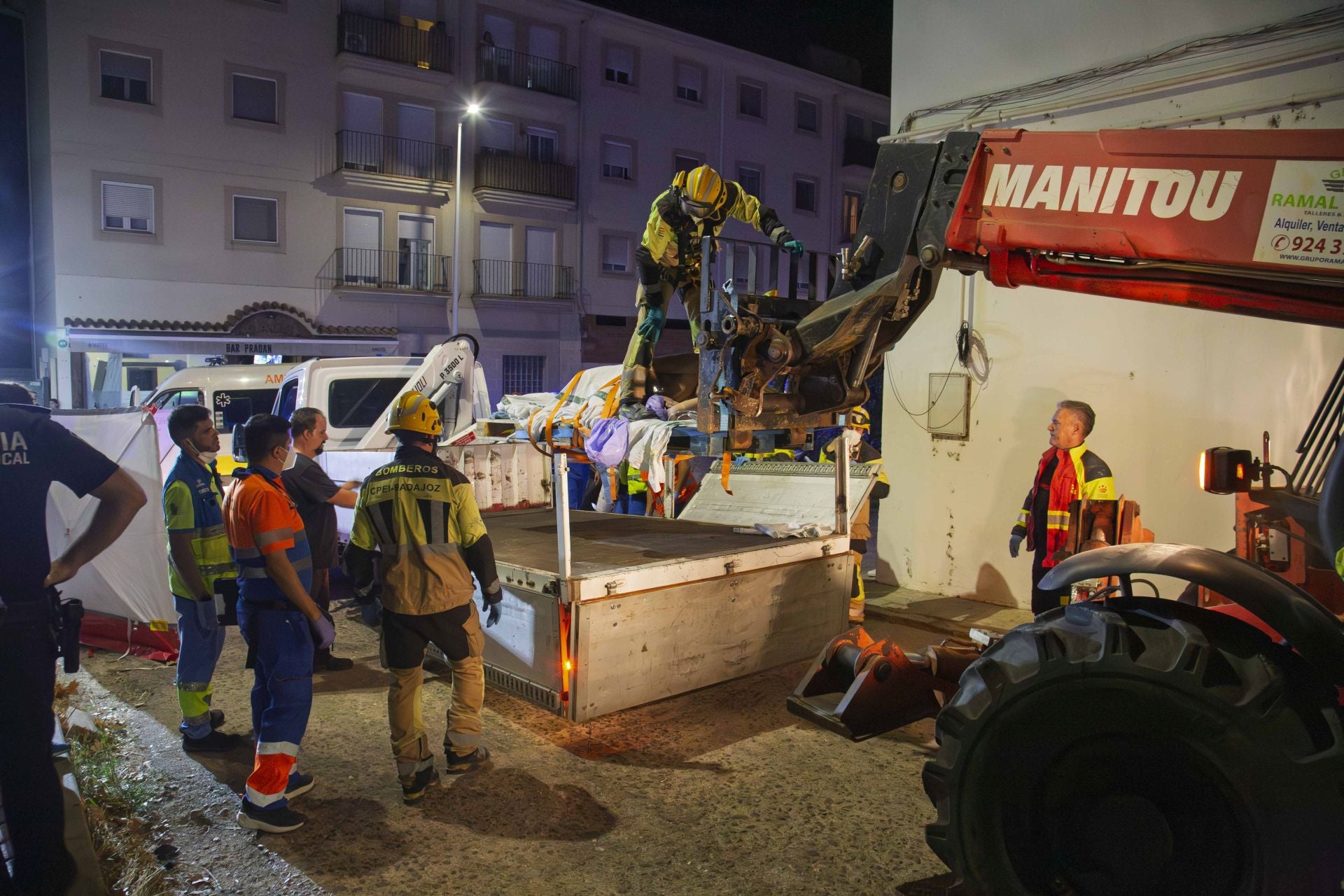 Fotos | Así ha sido el traslado al hospital de Pedro, vecino de Mérida con problemas de obesidad