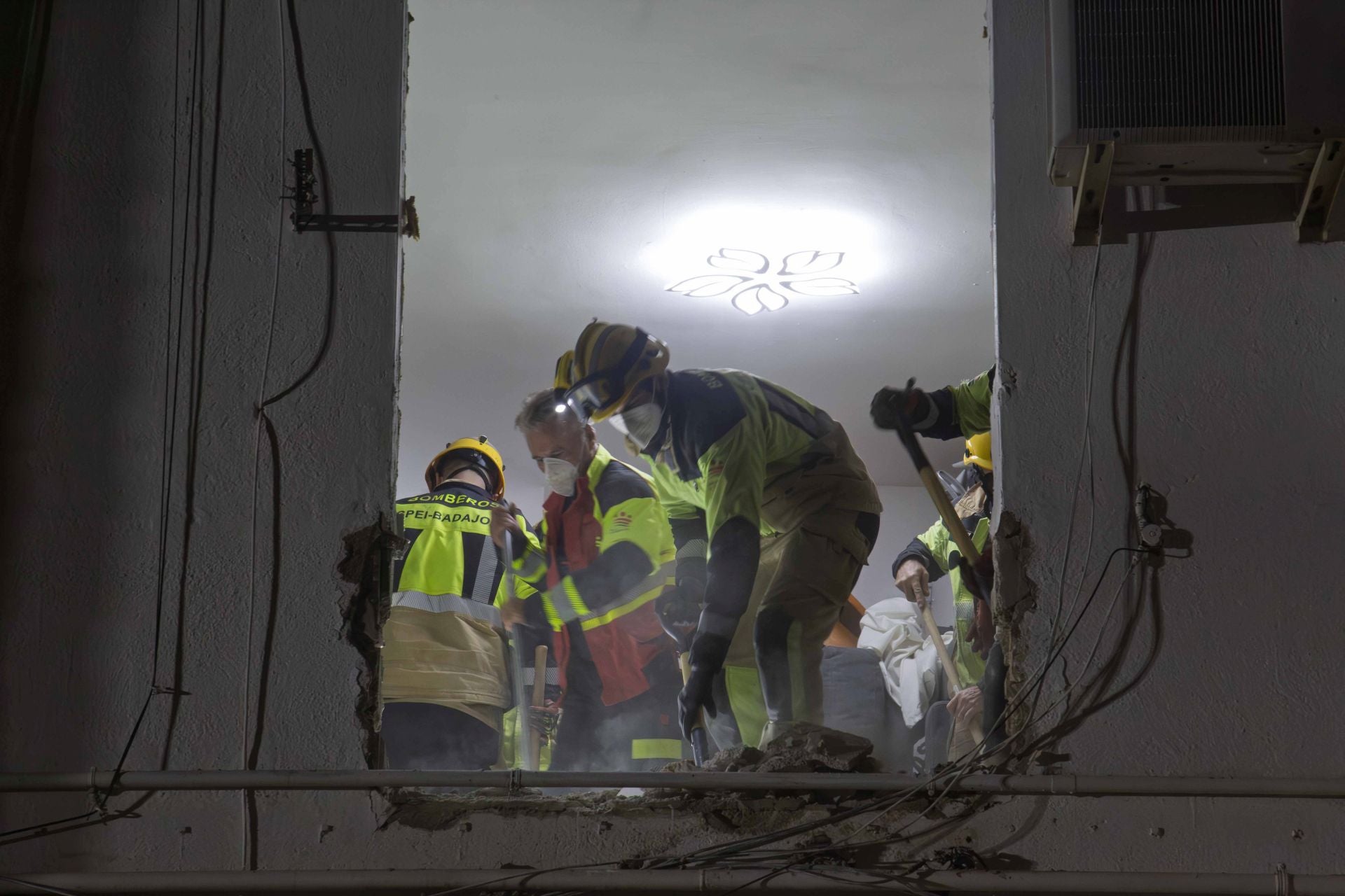 Fotos | Así ha sido el traslado al hospital de Pedro, vecino de Mérida con problemas de obesidad