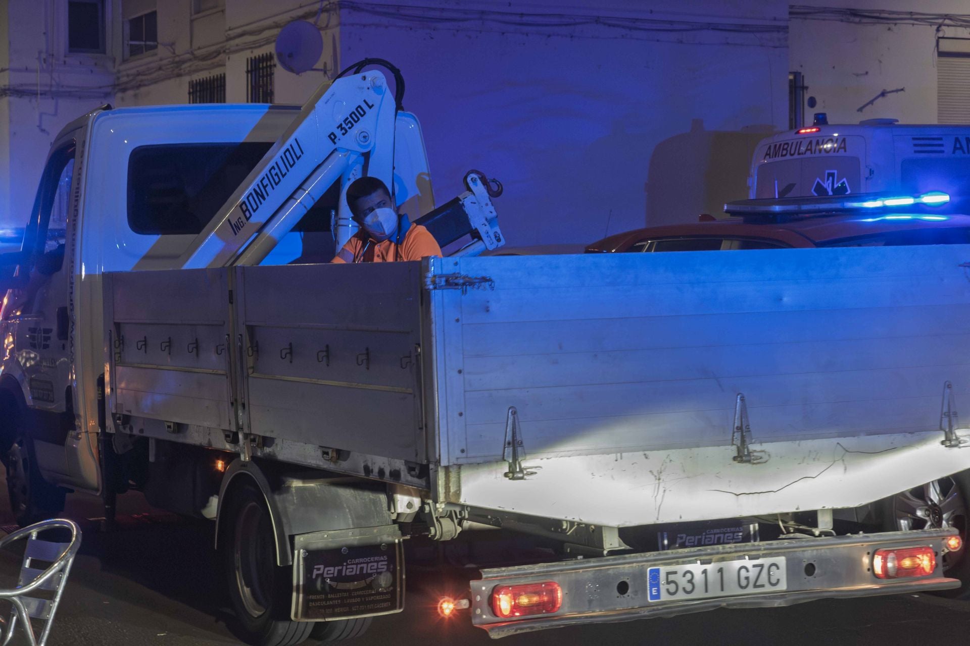 Fotos | Así ha sido el traslado al hospital de Pedro, vecino de Mérida con problemas de obesidad