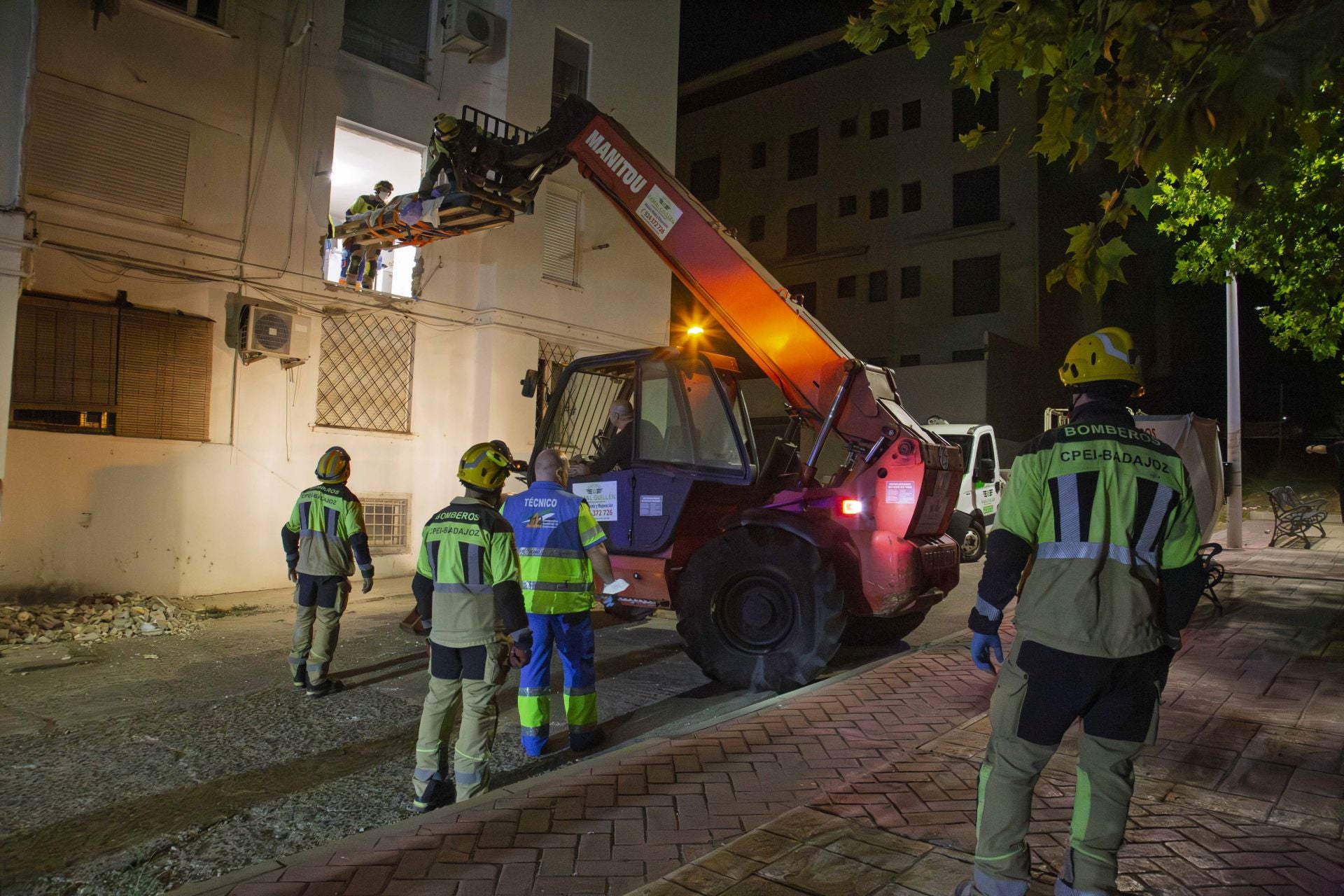 Fotos | Así ha sido el traslado al hospital de Pedro, vecino de Mérida con problemas de obesidad