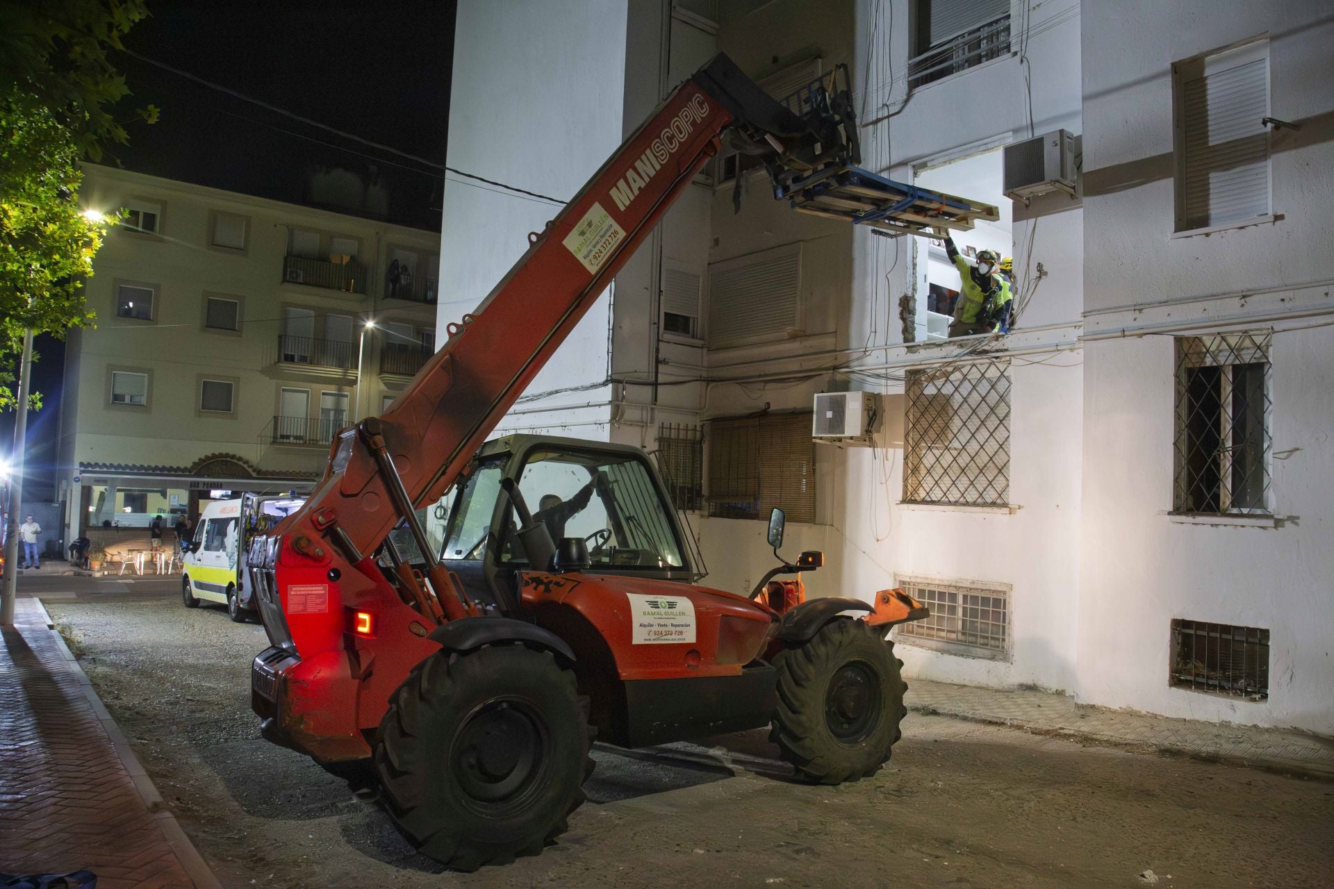 Fotos | Así ha sido el traslado al hospital de Pedro, vecino de Mérida con problemas de obesidad
