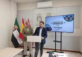 El alcalde, Ignacio Gragera, y el consejero de Presidencia, Abel Bautista, en la rueda de prensa de este viernes para presentar el Proyecto de Presupuestos de la Junta en la ciudad de Badajoz.