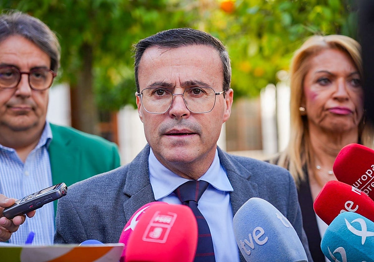 Miguel Ángel Gallardo, secretario general del PSOE extremeño, en sus declaraciones ante los medios de comunicación.