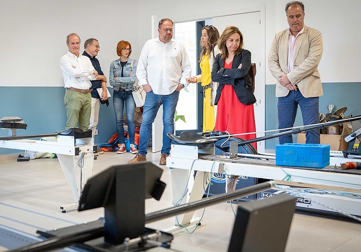 Osuna charla con la presidenta del club, Encarnación Moreno, mientras Fernández y Marín miran las instalaciones.