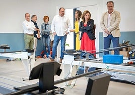 Osuna charla con la presidenta del club, Encarnación Moreno, mientras Fernández y Marín miran las instalaciones.