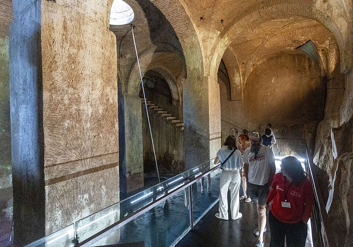 Visitantes en el aljibe de la Preciosa Sangre este viernes.