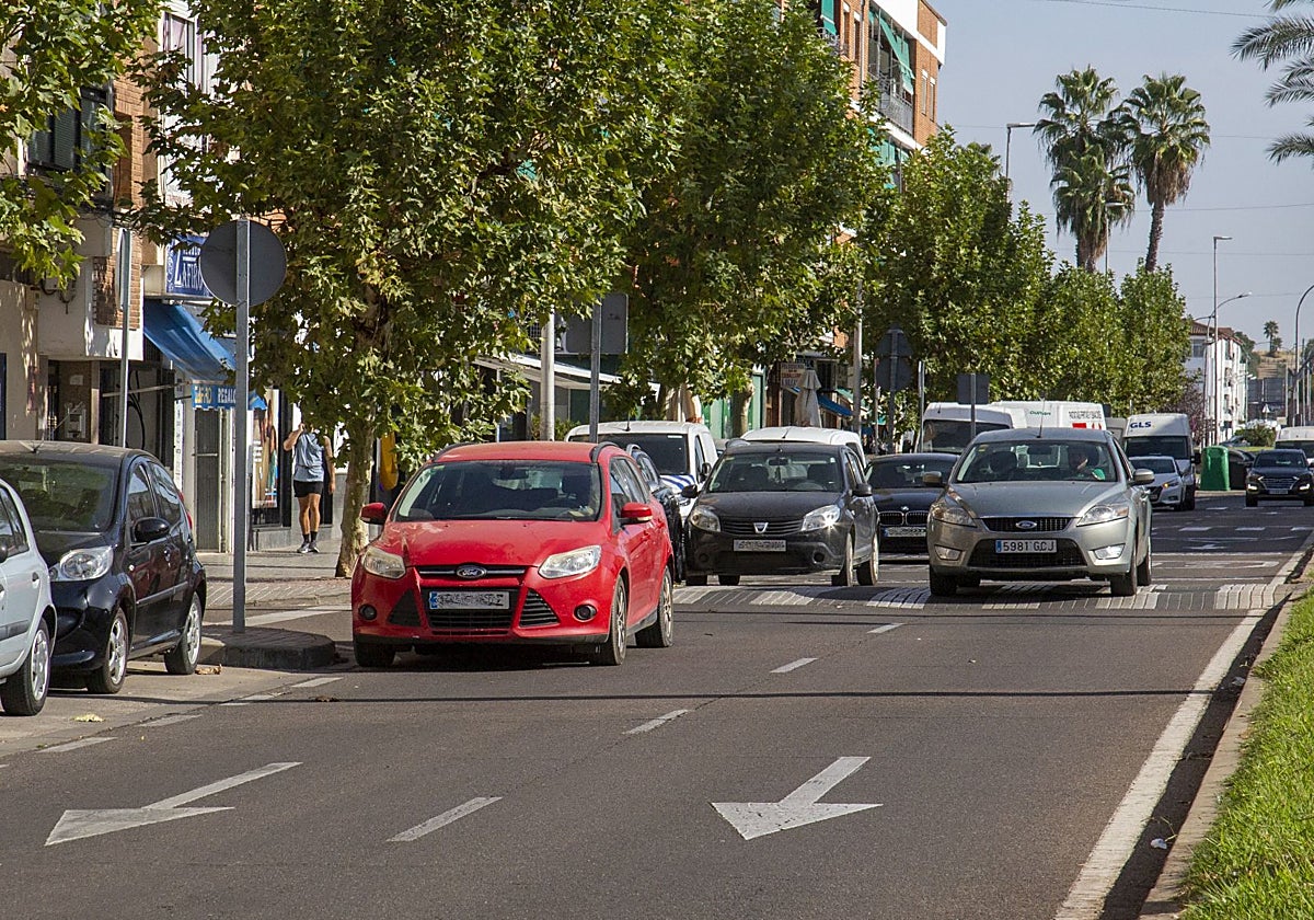 Vehículos estacionados en doble fila, el pasado viernes, en la avenida Juan Carlos I, en La Antigua.