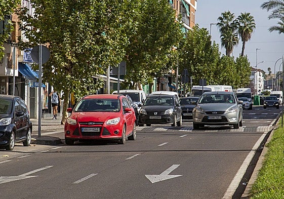 Vehículos estacionados en doble fila, el pasado viernes, en la avenida Juan Carlos I, en La Antigua.
