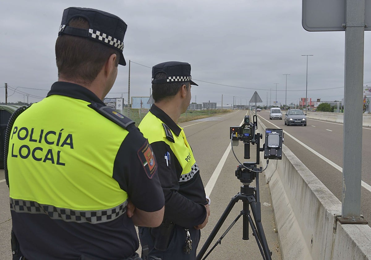 Agentes de la Policía Local con un radar móvil.