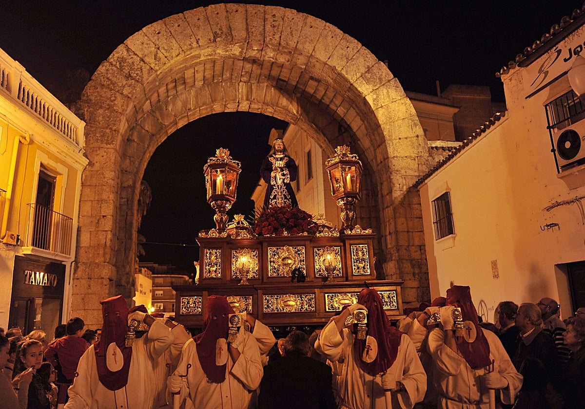Imagen de Jesús de Medinaceli por el Arco de Trajano emeritense.