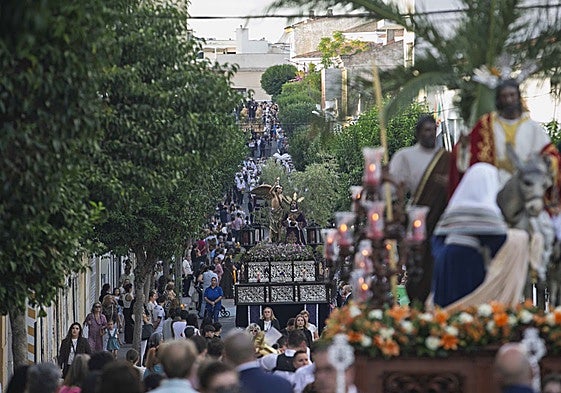 En primer término, el paso de La Burrita. Detrás, la Oración en el Huerto. Y al fondo, Nuestro Padre Jesús Nazareno, este sábado, en la procesión de la hermandad del Calvario por la calle del mismo nombre.