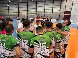 La plantilla del CV Almendralejo en su primer partido liguero.