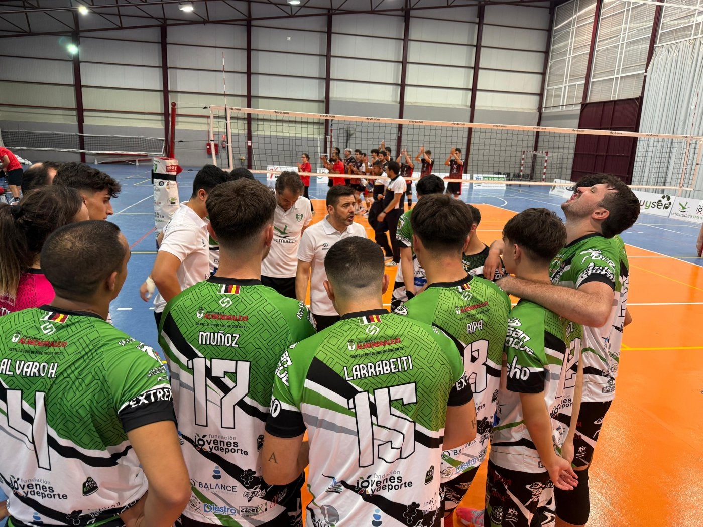 La plantilla del CV Almendralejo en su primer partido liguero.