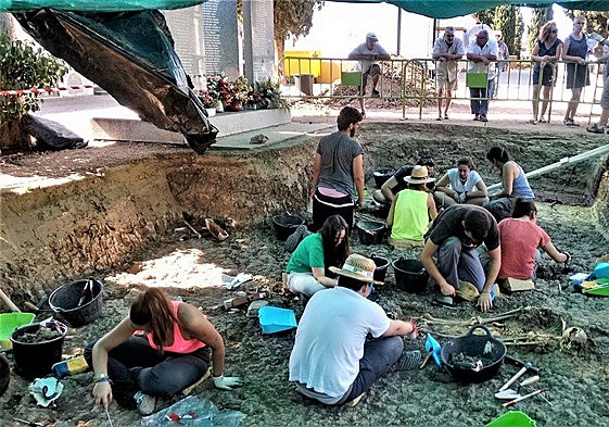 Excavación en una fosa común del cementerio de Villanueva.