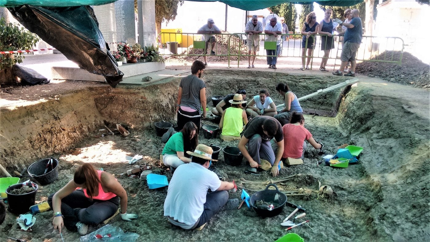 Excavación en una fosa común del cementerio de Villanueva.