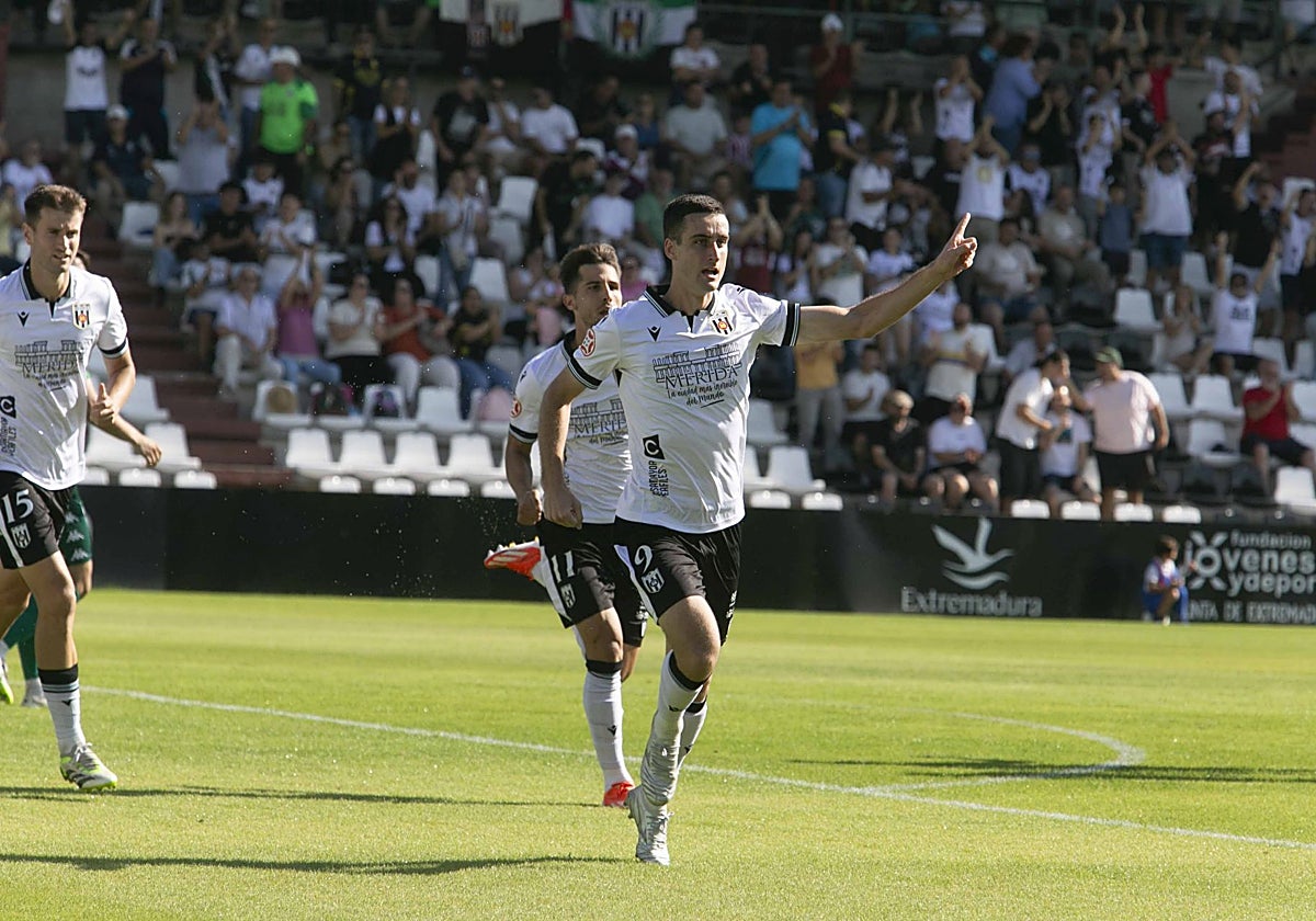 Álvaro García celebra uno de sus tres goles del partido.