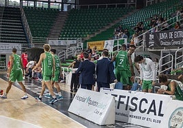 El banquillo del Cáceres durante un tiempo muerto.