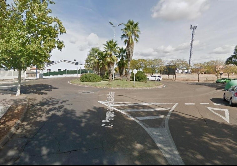 Dos menores resultan heridos graves tras un accidente en una rotonda en Las Vaguadas de Badajoz