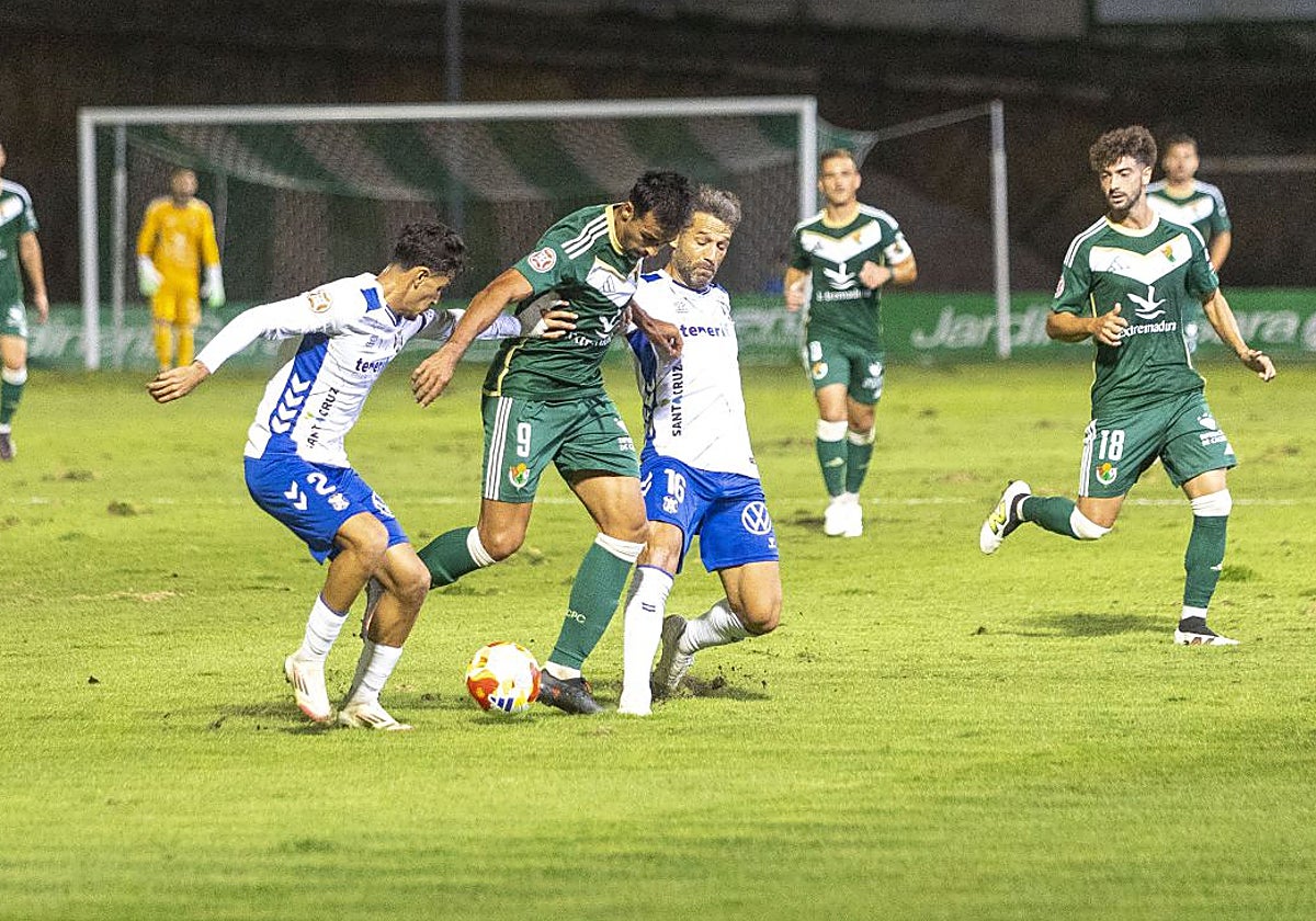 Diego Gómez protege el balón entre dos jugadores del Tenerife en el partido del pasado domingo en el Príncipe Felipe.