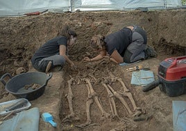 Trabajos en una de las fosas del cementerio de Bodonal de la Sierra.