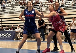 Nerea Liste atenta a un posible rebote en un partido anterior del Al-Qázeres.