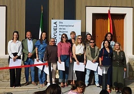 Las homenajeadas con los organizadores de la muestra.